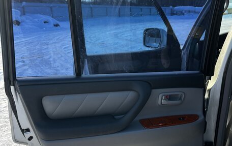 Toyota Land Cruiser 100 рестайлинг 2, 2007 год, 3 000 000 рублей, 19 фотография