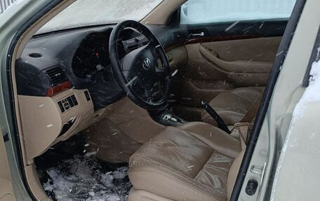 Toyota Avensis III рестайлинг, 2004 год, 700 000 рублей, 4 фотография