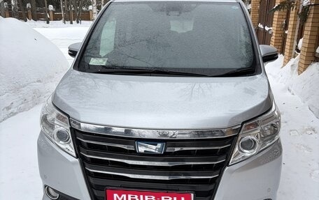 Toyota Noah III, 2017 год, 2 300 000 рублей, 1 фотография