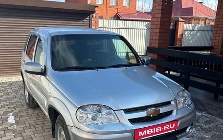 Chevrolet Niva I рестайлинг, 2017 год, 830 000 рублей, 2 фотография