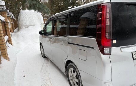 Toyota Noah III, 2017 год, 2 300 000 рублей, 4 фотография