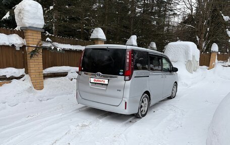 Toyota Noah III, 2017 год, 2 300 000 рублей, 5 фотография