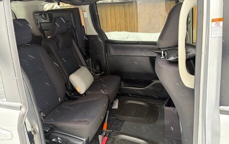 Toyota Noah III, 2017 год, 2 300 000 рублей, 11 фотография