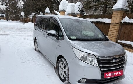 Toyota Noah III, 2017 год, 2 300 000 рублей, 3 фотография