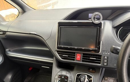 Toyota Noah III, 2017 год, 2 300 000 рублей, 10 фотография