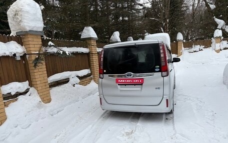 Toyota Noah III, 2017 год, 2 300 000 рублей, 6 фотография