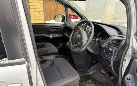 Toyota Noah III, 2017 год, 2 300 000 рублей, 7 фотография