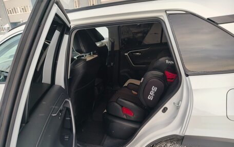 Toyota RAV4, 2021 год, 3 650 000 рублей, 6 фотография