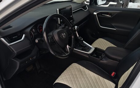 Toyota RAV4, 2021 год, 3 650 000 рублей, 9 фотография