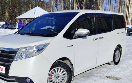 Toyota Noah III, 2016 год, 2 120 000 рублей, 4 фотография