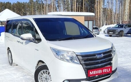 Toyota Noah III, 2016 год, 2 120 000 рублей, 2 фотография