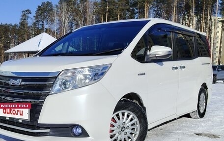 Toyota Noah III, 2016 год, 2 120 000 рублей, 3 фотография