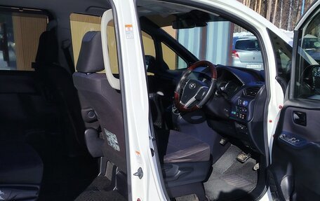 Toyota Noah III, 2016 год, 2 120 000 рублей, 7 фотография