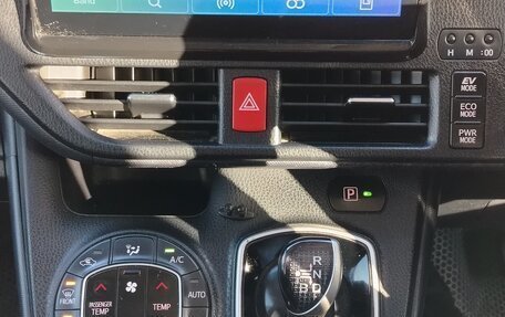 Toyota Noah III, 2016 год, 2 120 000 рублей, 11 фотография