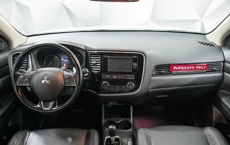 Mitsubishi Outlander III рестайлинг 3, 2015 год, 1 795 000 рублей, 9 фотография