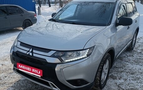 Mitsubishi Outlander III рестайлинг 3, 2020 год, 2 390 000 рублей, 3 фотография