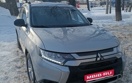 Mitsubishi Outlander III рестайлинг 3, 2020 год, 2 390 000 рублей, 4 фотография