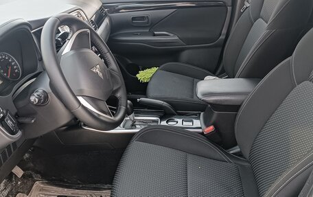 Mitsubishi Outlander III рестайлинг 3, 2020 год, 2 390 000 рублей, 11 фотография