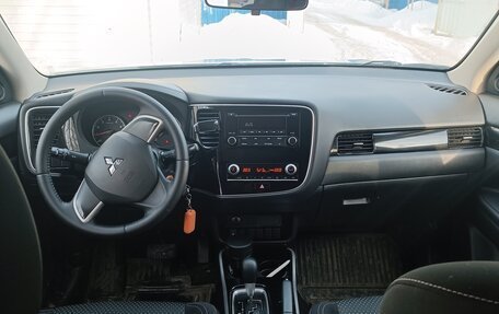 Mitsubishi Outlander III рестайлинг 3, 2020 год, 2 390 000 рублей, 9 фотография