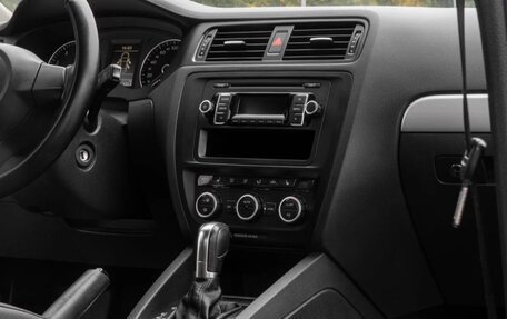 Volkswagen Jetta VI, 2012 год, 900 000 рублей, 24 фотография