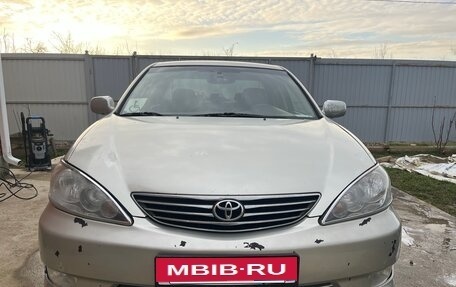 Toyota Camry V40, 2005 год, 700 000 рублей, 1 фотография