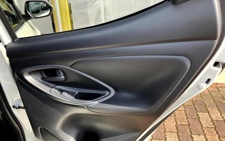 Toyota Yaris, 2023 год, 850 000 рублей, 24 фотография