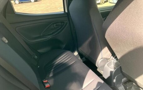 Toyota Yaris, 2023 год, 850 000 рублей, 26 фотография