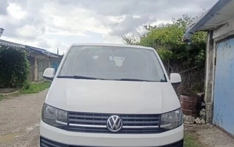 Volkswagen Caravelle T6 рестайлинг, 2016 год, 2 500 000 рублей, 1 фотография