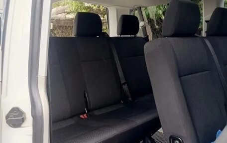 Volkswagen Caravelle T6 рестайлинг, 2016 год, 2 500 000 рублей, 10 фотография