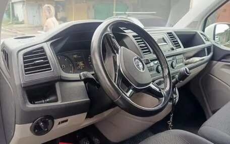 Volkswagen Caravelle T6 рестайлинг, 2016 год, 2 500 000 рублей, 5 фотография