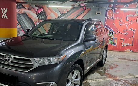 Toyota Highlander III, 2012 год, 1 950 000 рублей, 2 фотография