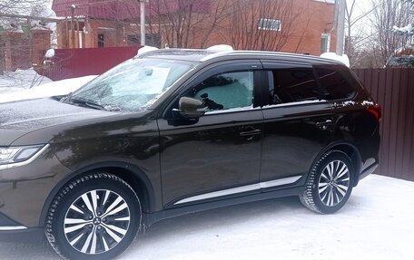 Mitsubishi Outlander III рестайлинг 3, 2020 год, 2 830 000 рублей, 2 фотография