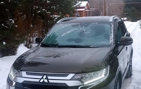 Mitsubishi Outlander III рестайлинг 3, 2020 год, 2 830 000 рублей, 8 фотография