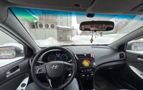 Hyundai Solaris II рестайлинг, 2013 год, 800 000 рублей, 8 фотография