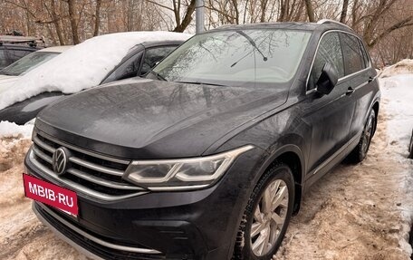 Volkswagen Tiguan II, 2021 год, 3 670 000 рублей, 2 фотография