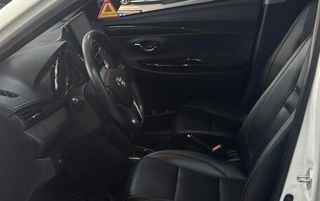 Toyota Yaris XP150 рестайлинг, 2021 год, 1 210 000 рублей, 10 фотография