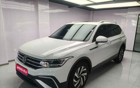 Volkswagen Tiguan II, 2023 год, 2 577 000 рублей, 1 фотография