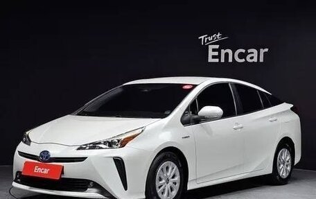 Toyota Prius IV XW50, 2022 год, 1 890 000 рублей, 1 фотография