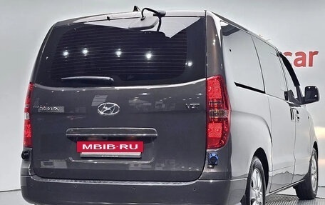 Hyundai Grand Starex Grand Starex I рестайлинг 2, 2021 год, 2 400 000 рублей, 3 фотография