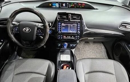 Toyota Prius IV XW50, 2022 год, 1 890 000 рублей, 9 фотография
