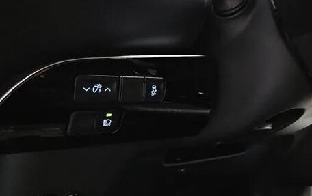 Toyota Prius IV XW50, 2022 год, 1 890 000 рублей, 18 фотография