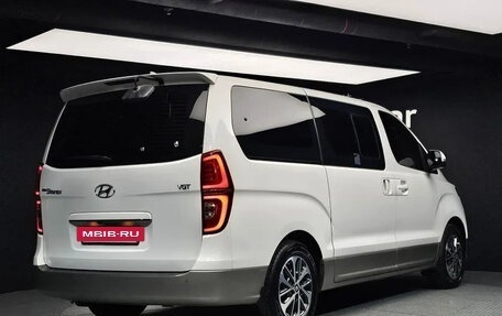 Hyundai Grand Starex Grand Starex I рестайлинг 2, 2021 год, 2 590 000 рублей, 3 фотография