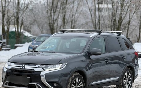 Mitsubishi Outlander III рестайлинг 3, 2019 год, 2 000 000 рублей, 1 фотография