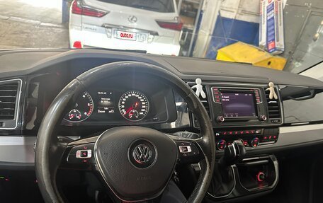 Volkswagen Multivan T6 рестайлинг, 2015 год, 2 800 000 рублей, 2 фотография