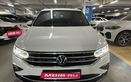 Volkswagen Tiguan II, 2023 год, 2 720 000 рублей, 2 фотография