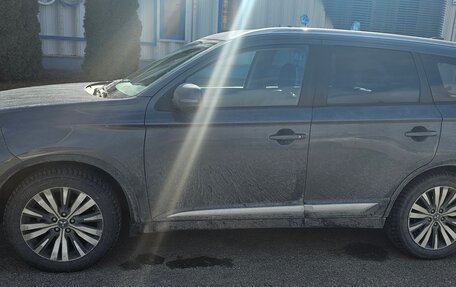 Mitsubishi Outlander III рестайлинг 3, 2019 год, 2 000 000 рублей, 3 фотография