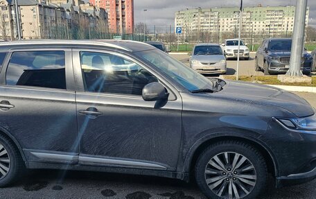 Mitsubishi Outlander III рестайлинг 3, 2019 год, 2 000 000 рублей, 10 фотография