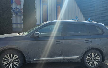 Mitsubishi Outlander III рестайлинг 3, 2019 год, 2 000 000 рублей, 11 фотография