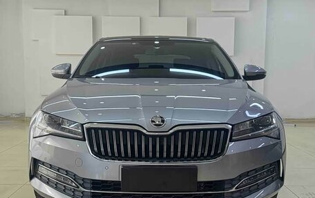 Skoda Superb III рестайлинг, 2022 год, 2 232 000 рублей, 2 фотография