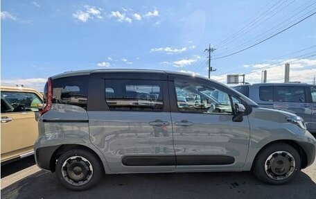 Toyota Sienta, 2023 год, 1 430 000 рублей, 7 фотография